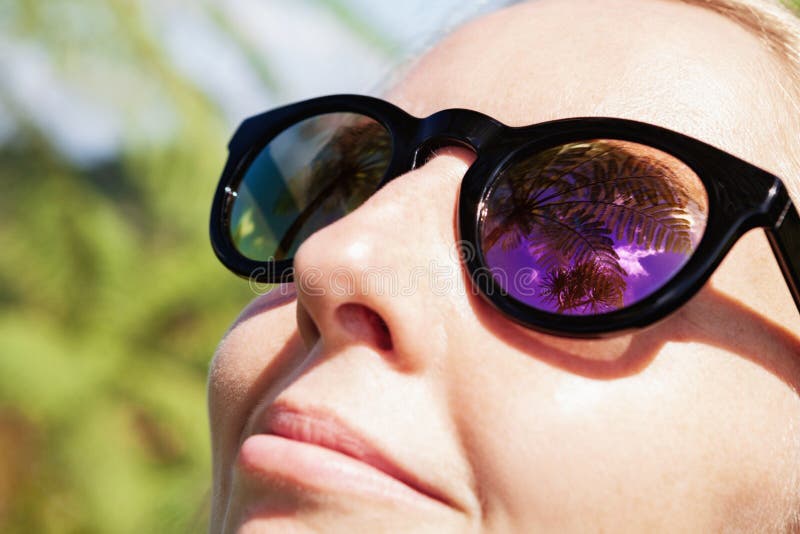 Mujer Con Gafas De Sol Con Palmas, Reflejo Del Cielo En Lente Espejo Foto de archivo - Imagen de primer, cara: