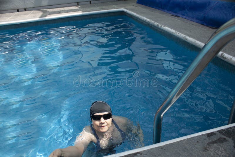 Mujer bonita con gorra de natación y gafas de natación en la