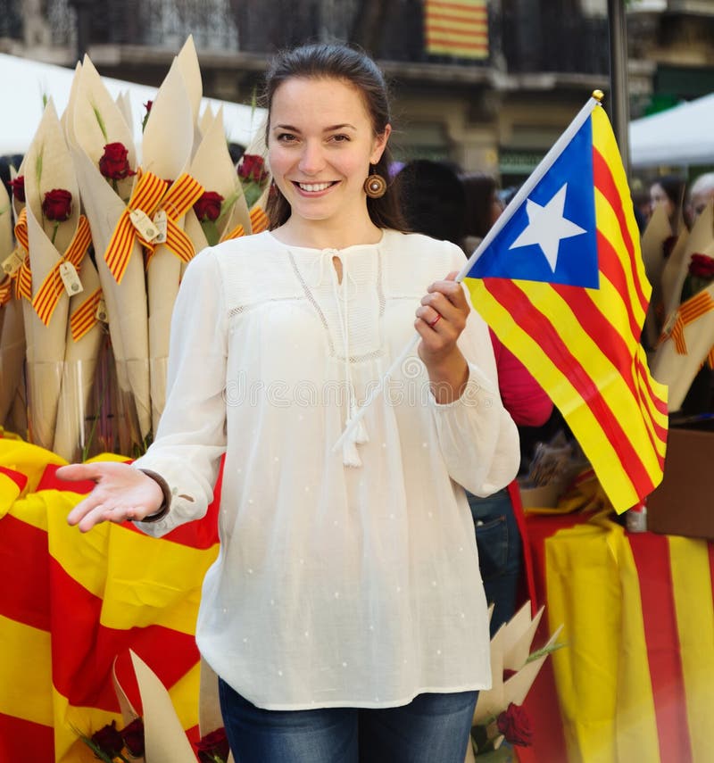 Mujer con la bandera catalana fotos de archivo Mujer con la bandera catalana fotos de archivo