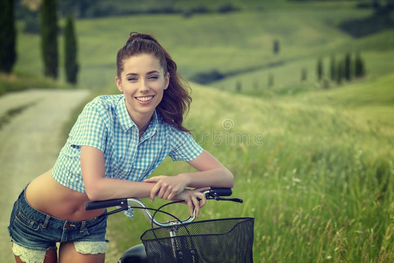 Mujer con la bici al aire libre, verano Toscana del vintage imágenes de archivo libres de regalías Mujer con la bici al aire libre, verano Toscana del vintage imágenes de archivo libres de regalías