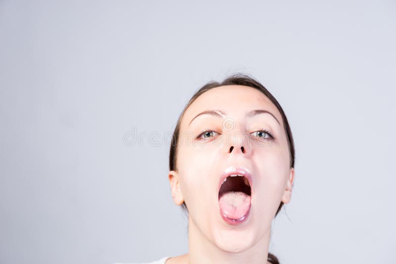 Mujer con la boca abierta de par en par que mira la cámara fotografía de archivo libre de regalías Mujer con la boca abierta de par en par que mira la cámara fotografía de archivo libre de regalías