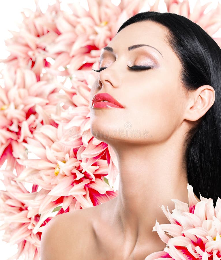 Mujer con la cara hermosa y las flores frescas fotos de archivo Mujer con la cara hermosa y las flores frescas fotos de archivo
