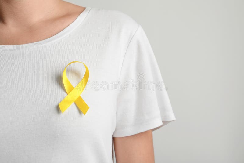 Mujer con la cinta amarilla en la camiseta imagenes de archivo Mujer con la cinta amarilla en la camiseta imagenes de archivo
