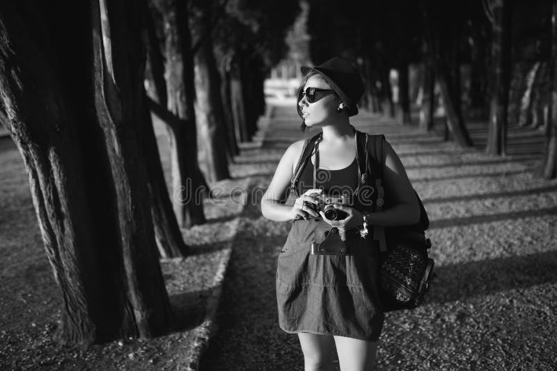 Mujer con la cámara del vintage en callejón del parque imágenes de archivo libres de regalías Mujer con la cámara del vintage en callejón del parque imágenes de archivo libres de regalías