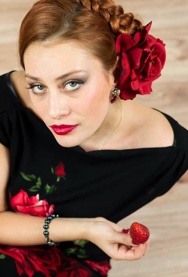 Mujer Con La Flor Roja En Vestido Negro Con La Fresa Imagen de archivo - Imagen de cara, fresco: 100869853 Mujer Con La Flor Roja En Vestido Negro Con La Fresa Imagen de archivo - Imagen de cara, fresco: 100869853