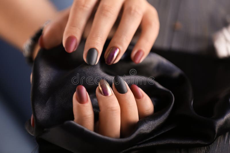 Mujer con la manicura hermosa elegante que sostiene la tela negra, primer fotos de archivo libres de regalías Mujer con la manicura hermosa elegante que sostiene la tela negra, primer fotos de archivo libres de regalías