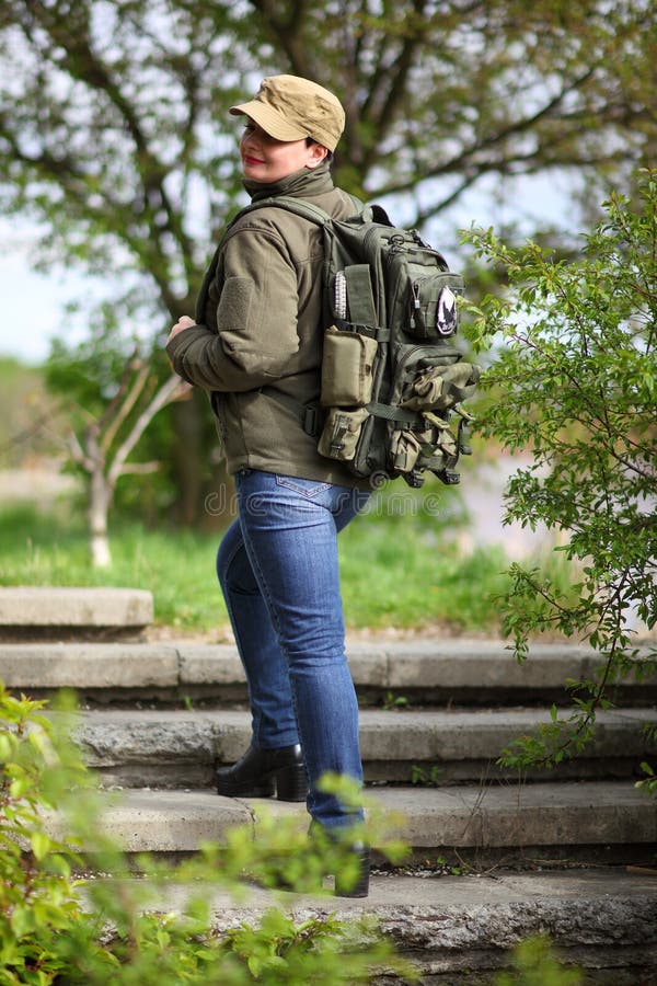 lluvia violación Adaptar Mujer Con La Mochila Militar De La Chaqueta Y Del Ejército Foto de archivo  - Imagen de adultos, manera: 93392538