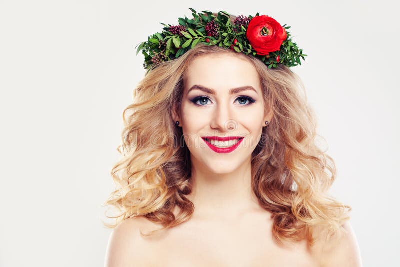 Mujer con la piel clara, el pelo rizado y la guirnalda de las flores imágenes de archivo libres de regalías Mujer con la piel clara, el pelo rizado y la guirnalda de las flores imágenes de archivo libres de regalías