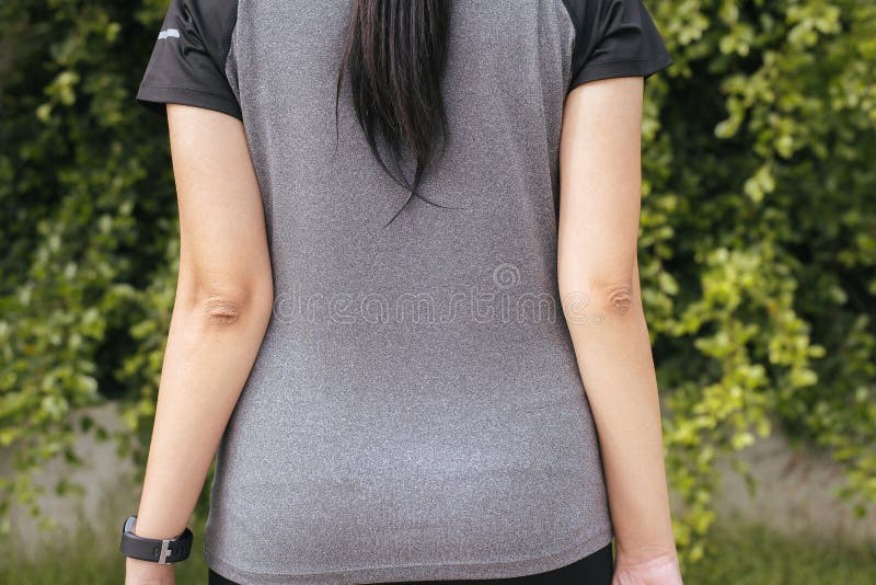 Mujer con la piel seca en codo y el brazo, el concepto del cuerpo y de la atención sanitaria foto de archivo Mujer con la piel seca en codo y el brazo, el concepto del cuerpo y de la atención sanitaria foto de archivo