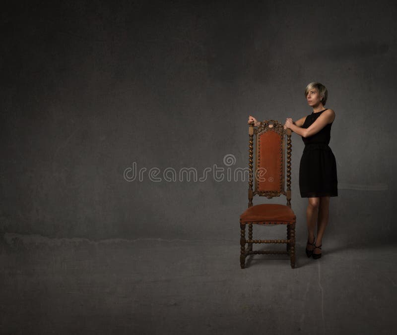 Mujer con la silla imagen de archivo Mujer con la silla imagen de archivo