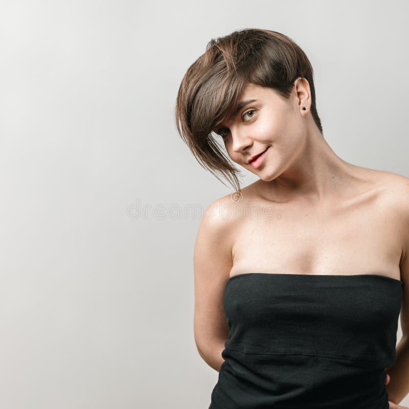 Mujer con la sonrisa corta hermosa del pelo oscuro fotografía de archivo Mujer con la sonrisa corta hermosa del pelo oscuro fotografía de archivo