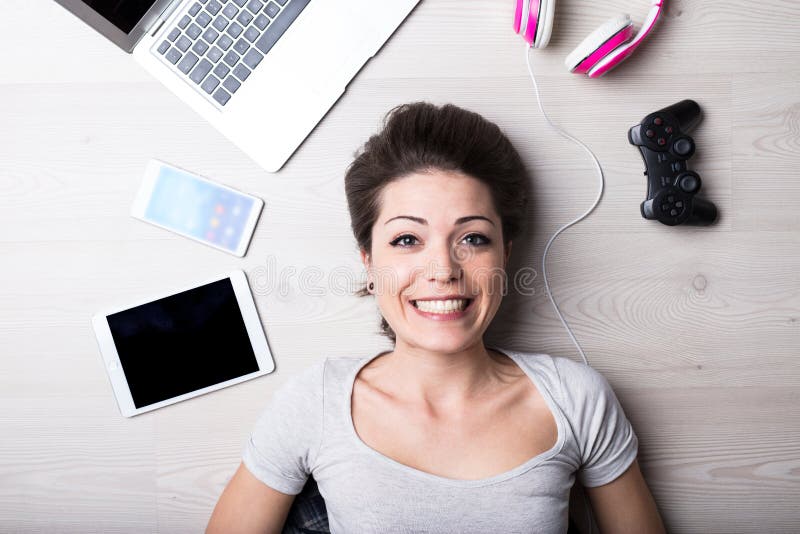 Mujer con las herramientas creativas del entretenimiento fotografía de archivo libre de regalías Mujer con las herramientas creativas del entretenimiento fotografía de archivo libre de regalías