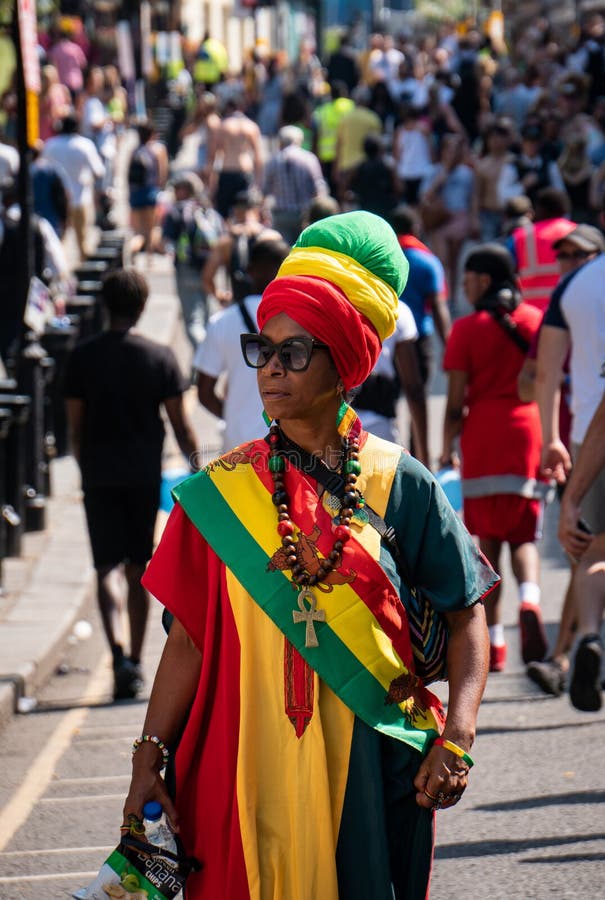 Mujer con los colores de la bandera de Mali en el Carnaval de Notting Hill fotografía de archivo