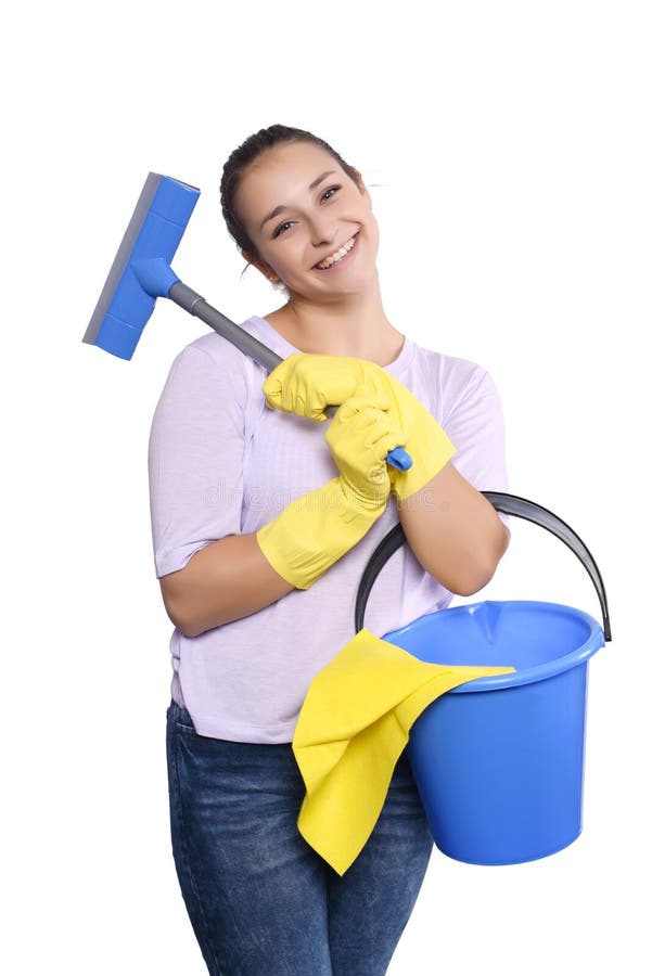 Cubo con artículos de limpieza en el piso interiormujeres que usan guantes  rojos y tela amarilla para limpiar