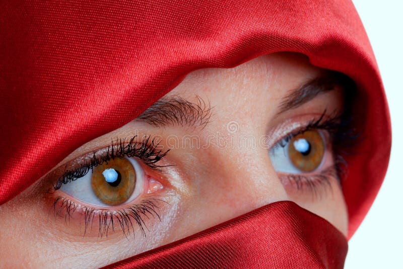 Mujer con los ojos marrones y velo rojo fotografía de archivo Mujer con los ojos marrones y velo rojo fotografía de archivo