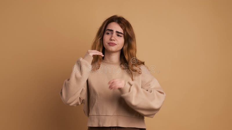 Mujer con mal recuerdo que hace gestos de disgusto almacen de video
