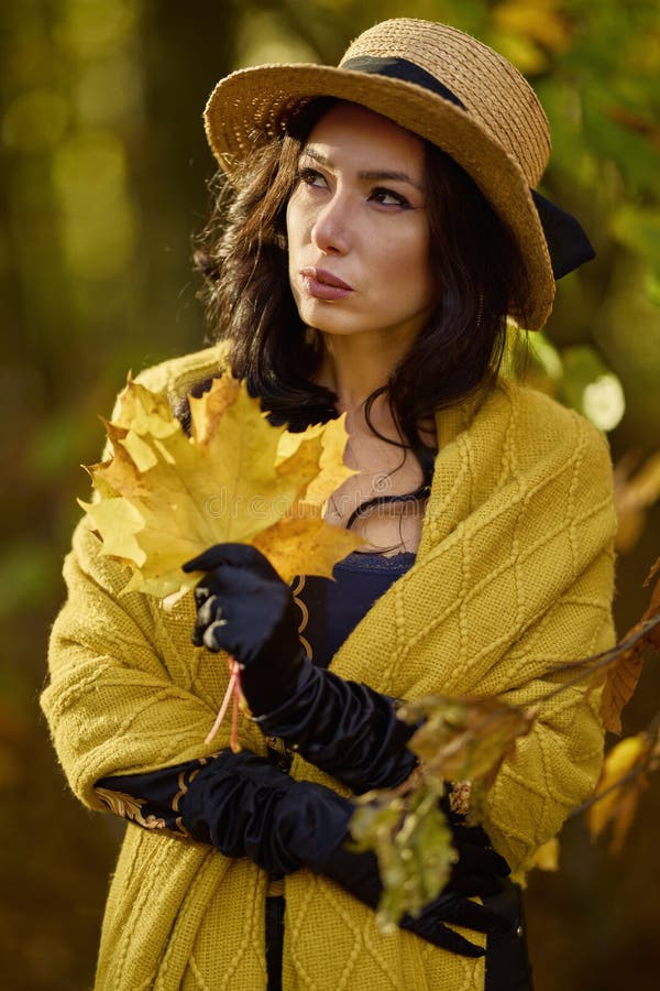 Mujer con manta disfruta el otoño y disfruta las hojas fotos de archivo libres de regalías