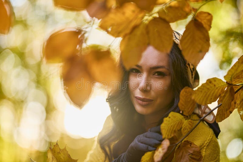 Mujer con manta disfruta el otoño y disfruta las hojas fotos de archivo libres de regalías
