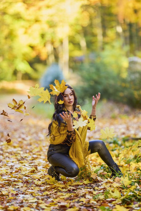 Mujer con manta disfruta el otoño y disfruta las hojas imagen de archivo