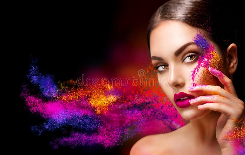Mujer con maquillaje brillante del color