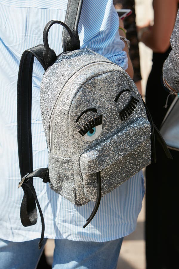 Parte Enriquecer Escoba Mujer Con Mochila De Brillo Plateado Con Ojos Antes Del Estella Jean  Desfile De Moda Milán Semana De La Moda Calle Imagen de archivo editorial -  Imagen de azul, mezclilla: 195190644