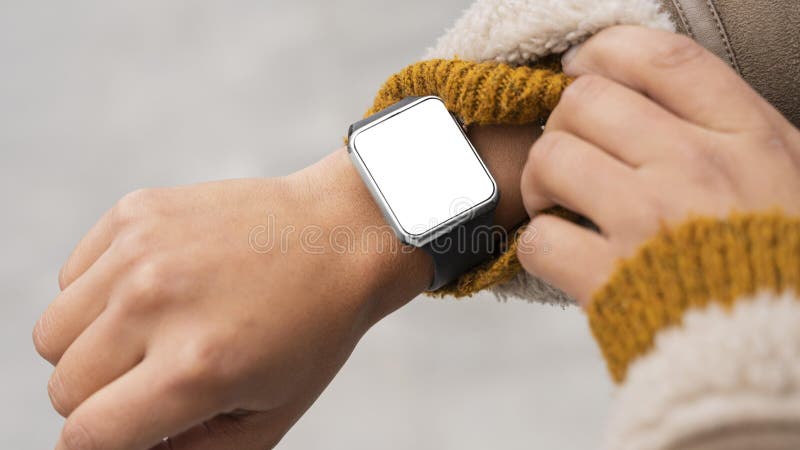 Mujer Con Reloj Inteligente En Blanco. Foto De Alta Calidad Imagen de  archivo - Imagen de blanco, espacio: 233229267