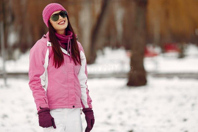 Mujer Con Ropa Deportiva De Invierno Mirando La Cámara Foto de