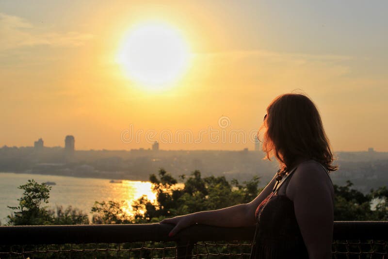 Mujer Con Silueta De Lentes De Sol Imagen de archivo - Imagen de