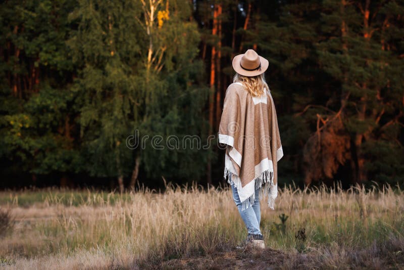 Mujer Con Sombrero Poncho Y Vaquero Al Aire Libre Imagen de archivo -  Imagen de amarillento, fashionable: 266128943