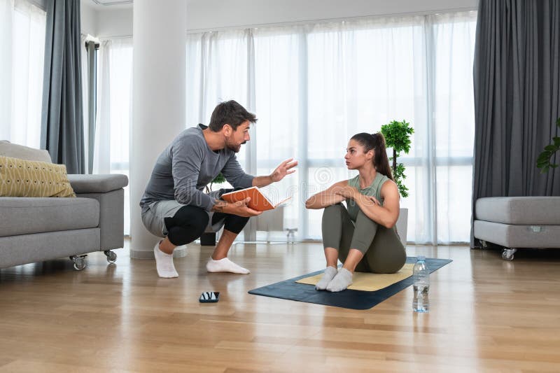 Con Su Entrenador Personal De Fitness. Pareja Haciendo Ejercicio. Hombre Y Mujer Con Ropa Haciendo Ejercicio En Ca Foto de archivo - Imagen de esfuerzo: