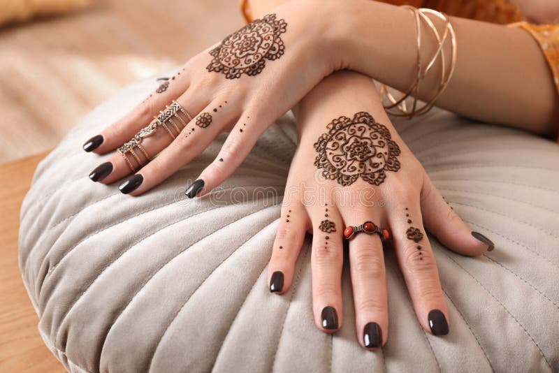 Mujer Con Tatuajes De Henna En Manos Cerradas. Mehndi Tradicional Foto de  archivo - Imagen de ceremonia, primer: 224945672