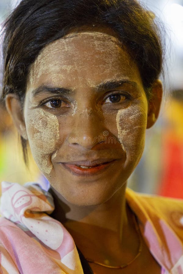 Mujer con Thanaka en la cara, Rangún, Myanmar imagen de archivo libre de regalías Mujer con Thanaka en la cara, Rangún, Myanmar imagen de archivo libre de regalías