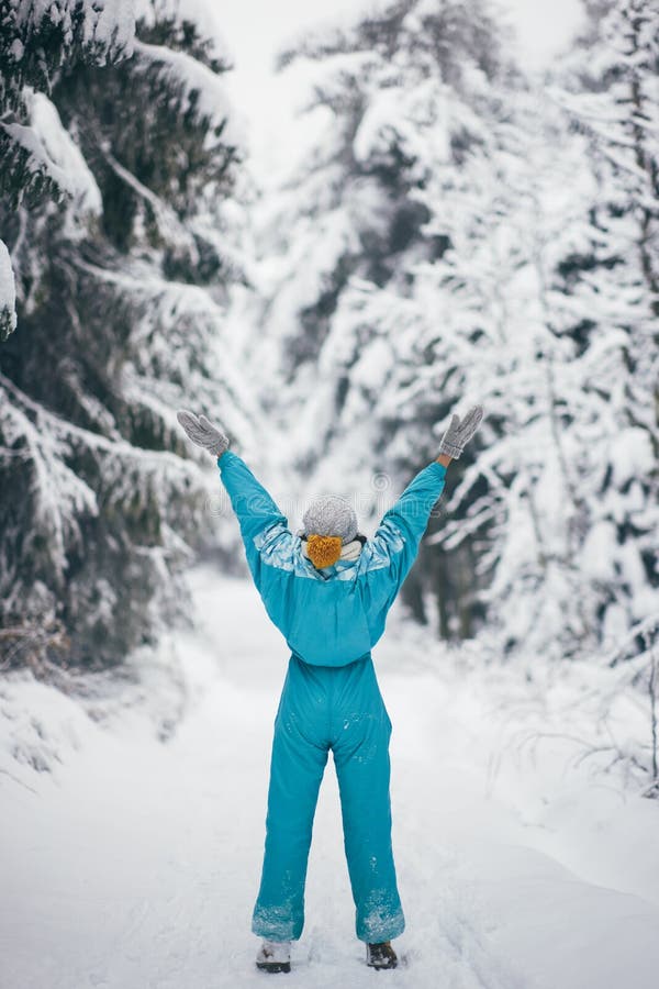 Mujer Con Traje De Esquí En Bosque De Nieve Durante Vacaciones De Invierno Al Aire Foto de archivo - Imagen de vacaciones, manos: 237093286