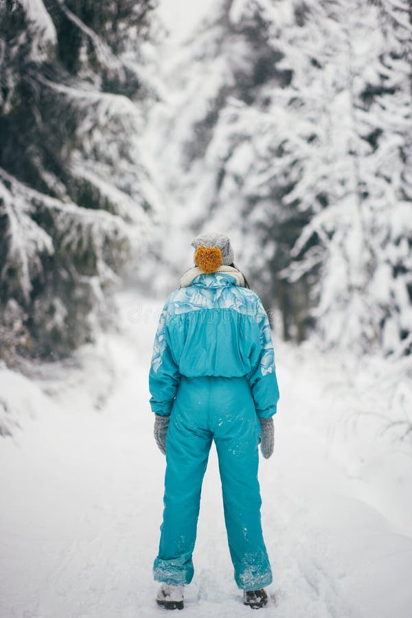 Mujer Con Traje De Esquí En Bosque De Nieve Durante Vacaciones De Invierno  Al Aire Libre Foto de archivo - Imagen de vacaciones, manos: 237093286