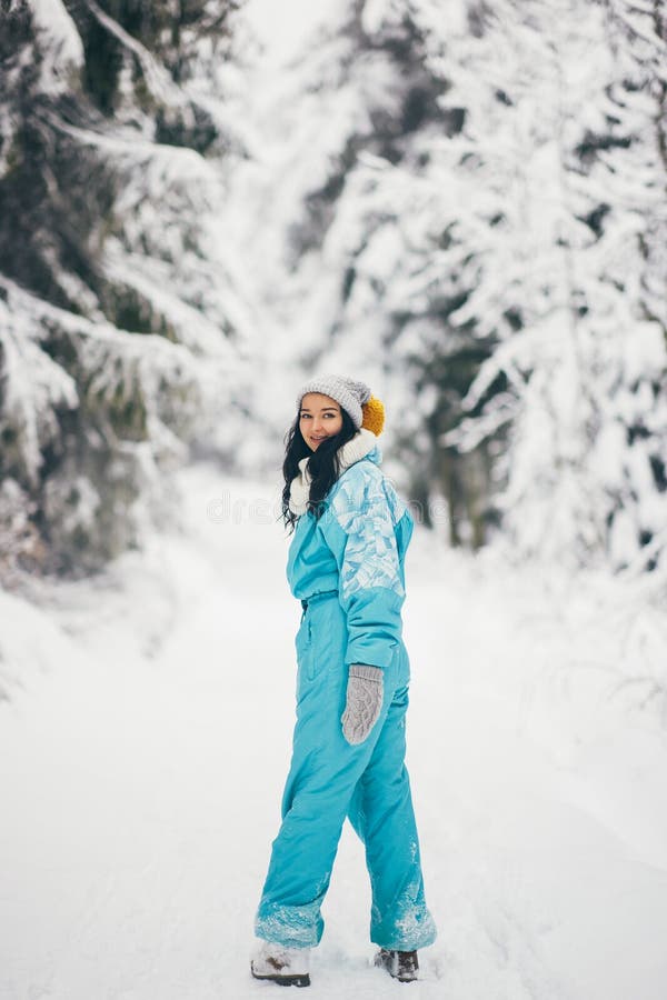 Mujer Con Traje De Esquí En Bosque De Nieve Durante Vacaciones De Invierno  Al Aire Libre Foto de archivo - Imagen de vacaciones, manos: 237093286