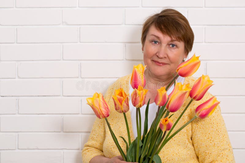 Mujer con tulipanes imagen de archivo Mujer con tulipanes imagen de archivo