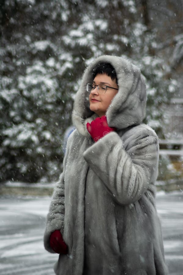Mujer Con Abrigo De Piel Gris Con Guantes Rojos Sostiene Nieve En