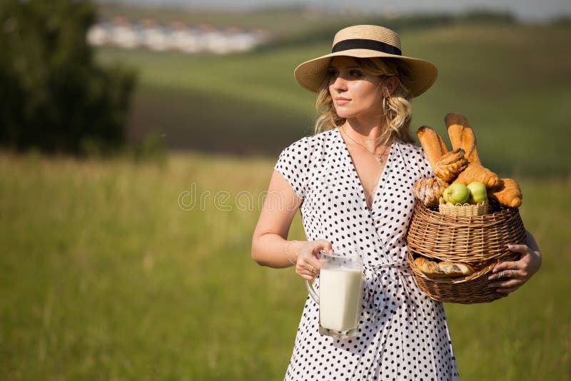 Mujer Con Un Vestido De Algodón Y Un Sombrero De Paja Con Leche Y Una Canasta De Mimbre Con Pan En Las Manos. Concepto De Ecología Imagen de archivo - Imagen de Mujer Con Un Vestido De Algodón Y Un Sombrero De Paja Con Leche Y Una Canasta De Mimbre Con Pan En Las Manos. Concepto De Ecología Imagen de archivo - Imagen de