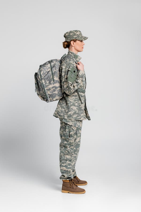 valor Independiente binario Mujer Con Uniforme Militar Sobre Gris Foto de archivo - Imagen de uniforme,  petate: 212172734