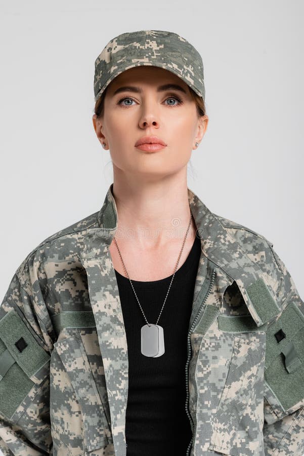 Mujer Con Uniforme Militar Sobre Gris de archivo - Imagen de seguridad, ejército: