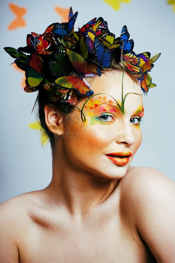  Mujer Con Verano Creativo Maquillaje Como Mariposa De Hadas Primer Plano Fondo De Color Brillante Foto de archivo