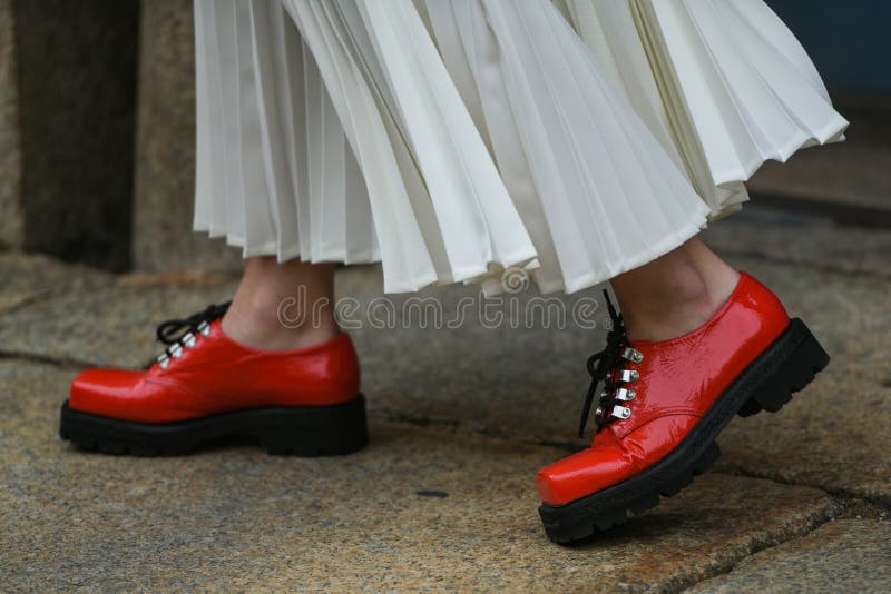 Mujer Con Vestido Blanco Largo Y Zapatos Rojos Imagen de archivo - Imagen  de mirada, lujo: 240401363