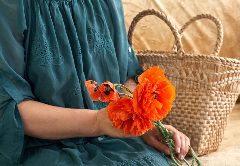 Mujer Con Vestido Verde Sosteniendo Flores De Palo Imagen de archivo - Imagen de sensual, horizontal: 221786311 Mujer Con Vestido Verde Sosteniendo Flores De Palo Imagen de archivo - Imagen de sensual, horizontal: 221786311