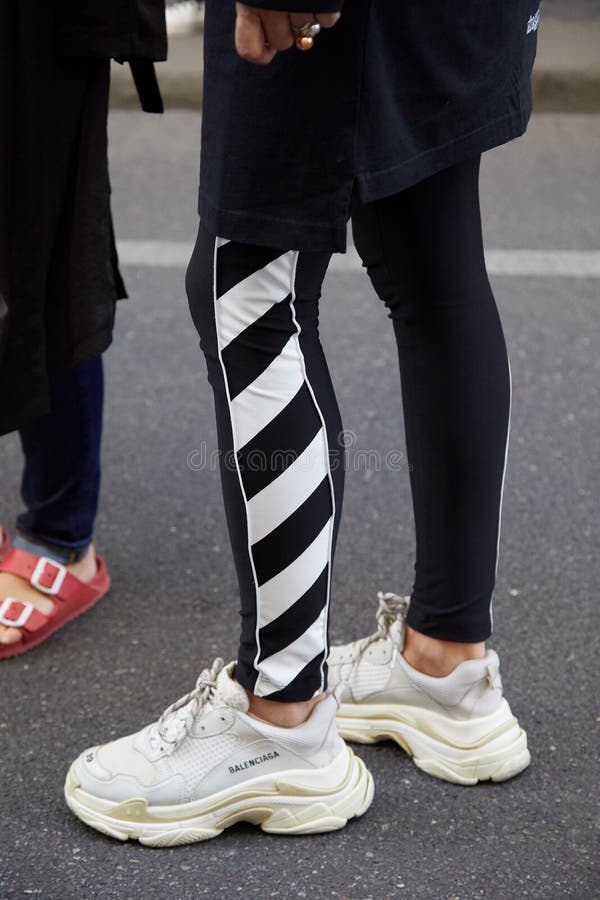 Mujer Zapatillas Balenciaga Blancas Y Pantalones Negros Y Blancos Antes De La Armani Fotografía editorial - Imagen de milano, editorial: 194220892