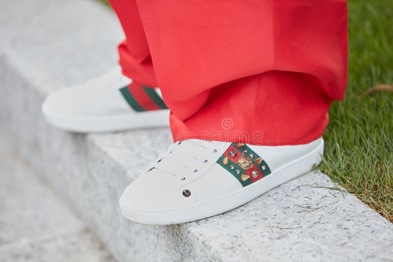 Con Zapatillas Gucci Blancas Y Pantalones Rojos Antes Del De Moda Giorgio Milan Semana De Moda de archivo editorial - Imagen de armani, septiembre: 195190208