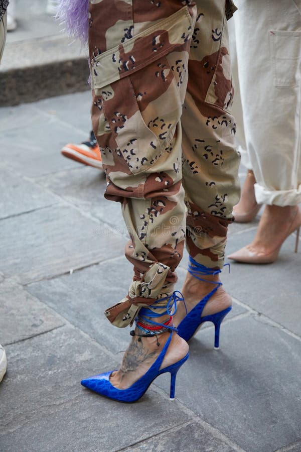 Mujer Con Zapatos De Tacón Azul Pantalones Militares Antes De Los ángeles De Palma Espectáculo De Moda Milán Foto - Imagen de ilustrativo, mujer: 194263156