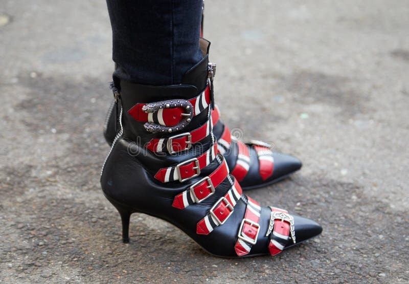 Mujer Con Zapatos Gucci Con Cinturones Rojos Antes De Tods Desfile De Moda  Milan Semana Estilo Calle En Febrero Imagen de archivo editorial - Imagen  de negro, correas: 195185239