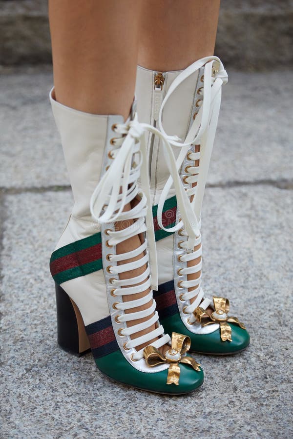 Mujer Con Zapatos Gucci De Tacón Alto Con Cinta Dorada Antes Botega Veneta Show De Moda Milan Fotografía editorial - Imagen de semana, cordones: 194223537