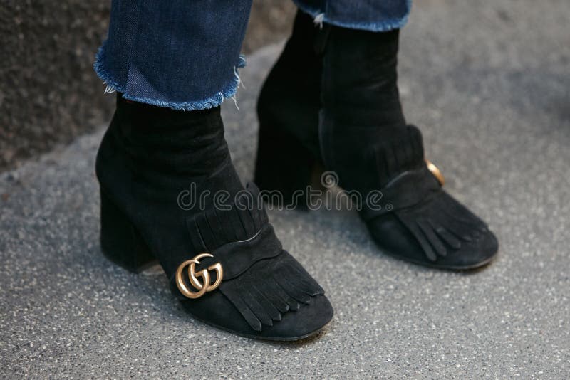 Mujer Con Zapatos Gucci Negros Y Jeans Azules Rotos Antes De Calle Milan La Semana De La Moda Imagen editorial - Imagen de vaqueros: 195184595