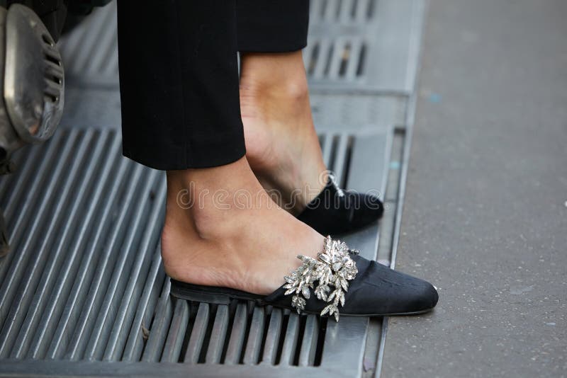 Mujer Con Zapatos Negros Con Decoración Antes De La Semana Moda Milán De Salvatore Ferragamo Foto editorial - Imagen de cristal: 195185616
